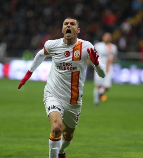 Bu sonu�la C�mbom, ilk yar�y� 30'ar puanl� Be�ikta� ve Antalyaspor'un 3, 27 puanl� Fenerbah�e'nin 5 puan �n�nde 33 puanla noktalam��t�.