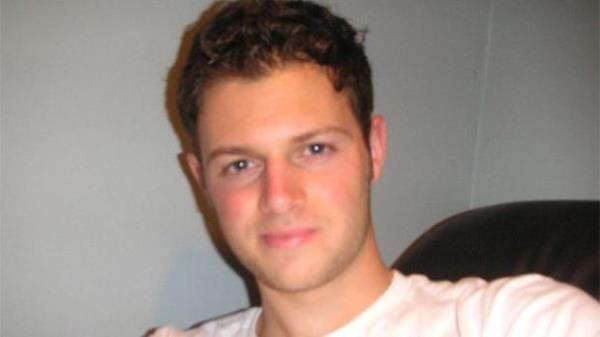 <p><b>Kenneth Bellando</b></p>  Levy Capital Partners'ta alan 28 yandaki yatrm bankacs Kenneth Bellando New York'ta 6 katl apartmandan kendini bolua brakarak intihar etti. Bellando Levy Capital Partners irketinde uzman olarak alyordu.Daha nce de JP Morgan Chase ve Paragon Capital Partners irketinde almt.