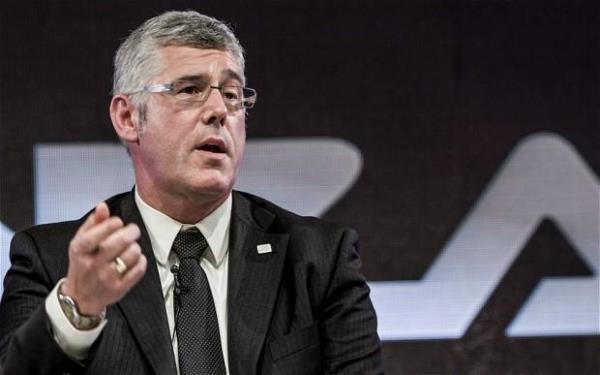 <p><b>Karl Slym</b></p>  Hindistanl otomotivi devi Tata'nn pazarlamadan sorumlu en st dzey ismi Karl Slym i seyahati iin eiyle birlikte gittii Bangkok'ta kald otelin balkonundan atlayarak intihar etti. Slym arkasnda intihar notu brakt.