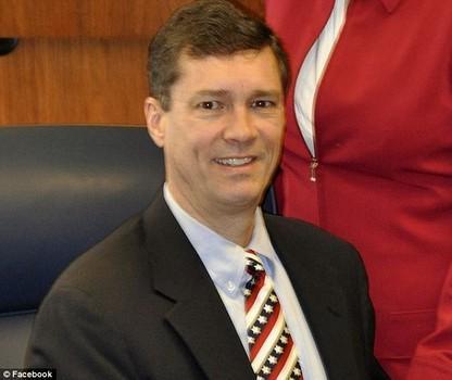 <p><b>Richard Talley</b></p>  Sigorta irketi Americn Title'n 57 yandaki CEO'su Richard Talley kendini matkapla ldrerek intihar etti. 7 ubat 2014'te gerekleen intihar zellikle yntemiyle herkesi ok etti.