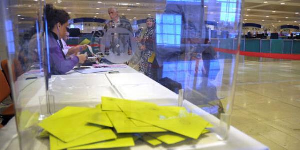 Sandklarn, kapal oy verme yerinin ve sandk kurulunun yerletii yer merkez olmak zere yz metre yar apl alan sandk alan olacak. Sandk alanna, sandk kurulu bakan ve yeleriyle oy vermek zere gelen semenler, siyasi partilerin adaylar ve gzlemcileri, bamsz adaylar ve gzlemcileri dnda hi kimse giremeyecek.