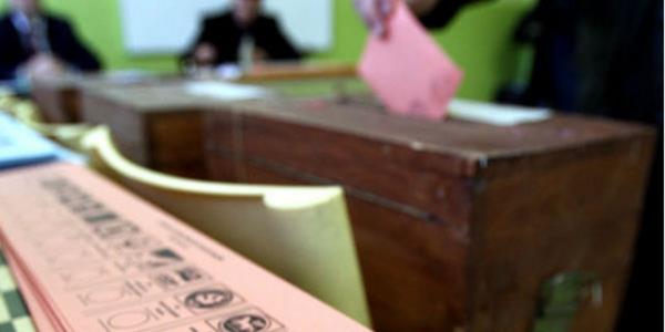 Sandk alannda alnacak tedbirler, semenlerin sandk ba ilemlerini izlemelerini engelleyecek nitelikte olamayacak. Sandk kurulu bakannn ard zabta kuvvetleri dnda zabta amir ve memurlar ile resmi niforma giymi kimseler ve silah tayanlar sandk alanna giremeyecekler.