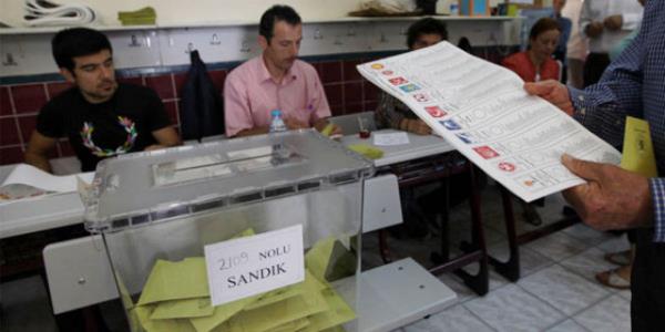 - Oy pusulas kurul yelerinin grecei ekilde saylmal, oylarn saym ve dkmn izleyen vatandalarn sandk kurulu almalarna engel olacak veya zorlatracak tutum ve davranlardan kanmalar gerekir.