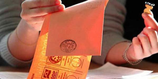 10) zerinde yer alan siyasi partilere veya bamsz adaylara ait blmleri belirgin bir ekilde ve zel olarak karalanm, izilmi veya iaretlenmi olan,