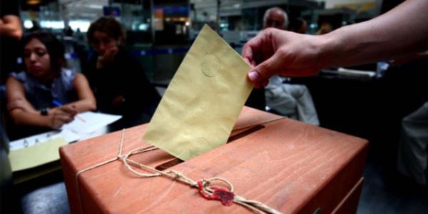 - Vatandalarn yanlarnda TC kimlik numarasn tayan, nfus czdan, resmi daireler veya iktisadi devlet teekkllerince verilen souk damgal kimlik kart, pasaport, evlenme czdan, askerlik belgesi, src belgesi, avukatlk kimlik belgesi gibi kimliini tereddtsz ortaya koyan resimli resmi nitelikteki belgelerden birini bulundurmalar art.