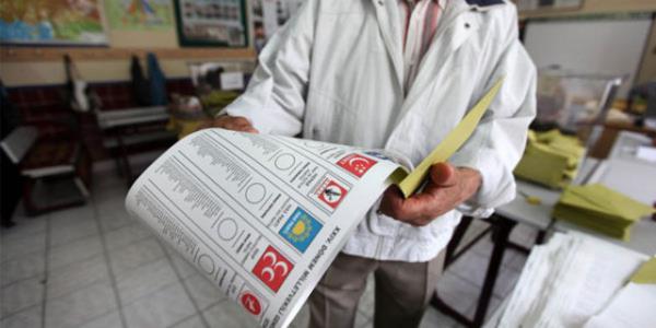 - Sandk kurulu bakannn oy pusulalarn okurken pusulalara mrekkep bulamamas iin elinde mhr lekesi olmamasna dikkat etmesi gerekiyor.