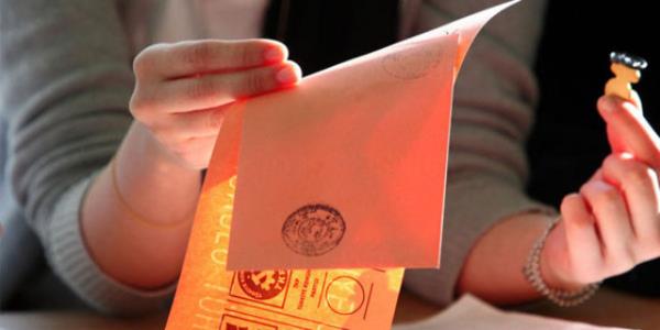 <p><b>SEM YASAKLARI NE ZAMAN BALIYOR?</b></p>    Okuma-yazma bilmeyen semene, yardm istemesi durumunda, sandk kurulu bakan parti iaretlerinin hangisinin hangi partiye ait olduunu aklayacak. Yksek Seim Kurulunun belirledii seim takvimine gre, 30 Mart yerel seimleri iin seim propagandas ve yasaklar bugn balad.