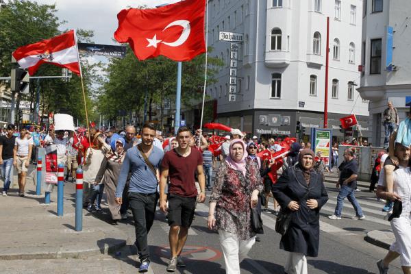 Yryn kolay yol yaplabilmesi iin polisin oloanst gvenlik nlemi ald ve kent merkezindeki Ring caddesini ksmen ara trafiine kapatt gzlendi.