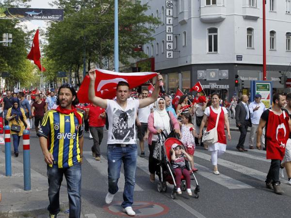 Avrupa Trk Demokratlar Birlii'nin (ATDB), Babakan Erdoan'a destek amacyla dzenledii, "Byk Viyana Bulumas" adl mitinge aralarnda ok sayda yabancnn da bulunduu 10 bin kii katld.