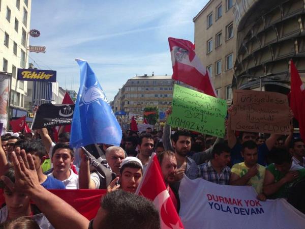 BABAKAN ERDOAN TELEFONLA BALANDI - Bu arada, Babakan Recep Tayyip Erdoan, miting konumalarnn yapld Avrupa Meydan'na telefonla balanarak, katlmclar selamlad.