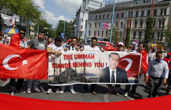 "Trk ol, Krt Ol, Laz ol, erkez ol, ne olursan ol, vatan haini olma", "Babakanmz kimseye yedirtmeyiz, skysa indir" ifadelerinin yerald pankartlar tayp slogan att.