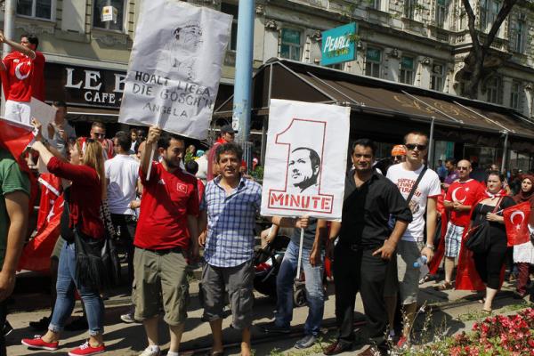 Mitingte ok sayda Trk bayra tayan gstericiler, "Biz seni yedirtmeyiz", "Dik dur yiidim eilme, Osmanl torunlar seninle",