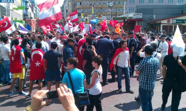 Miting, konumalarn ardndan olaysz ekilde sona erdi.