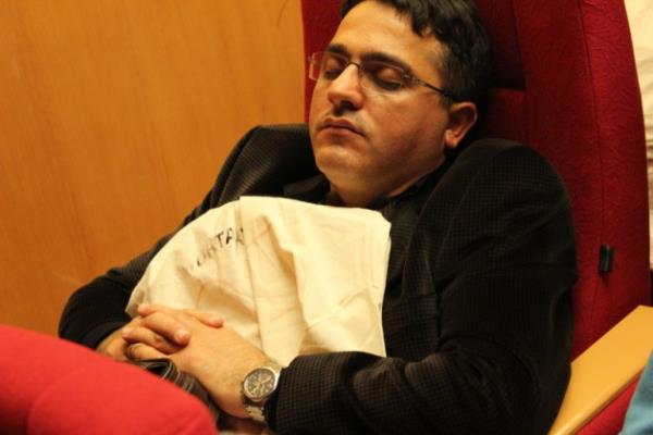 Yorgun den sandk grevlileri, Yksek Seim Kurulunda yanlarnda tadklar oy torbalarn zerinde uyuyarak dinlenmeye alt.