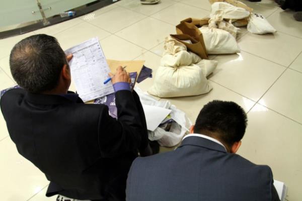 Oy kullanmnn sona ermesinin ardndan, sandk grevlileri, oy uvallarn teslim etmek iin le Seim Kurullarnda sabaha kadar bekledi.