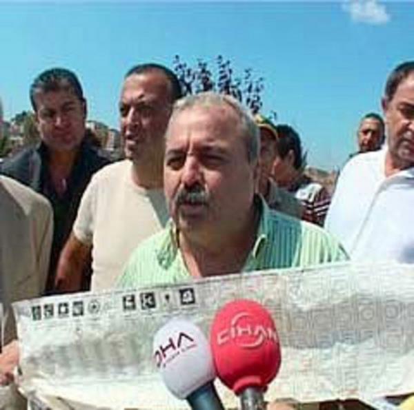 7. pte bulduu oy pusulalarn muhabirlere gsteren mahalle abisi