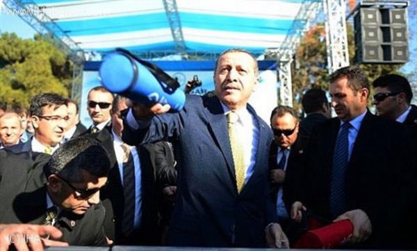 9. Genel bakann halka datt hediyeleri tayan parti grevlisi