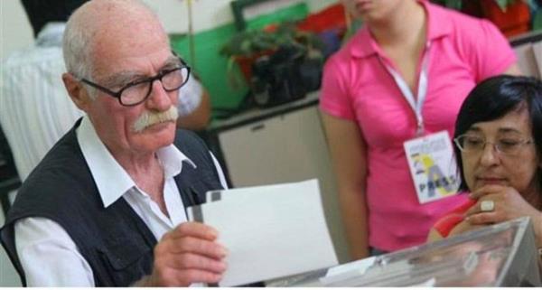 10. Oy verme salonunda herkesle muhabbet eden yal amca