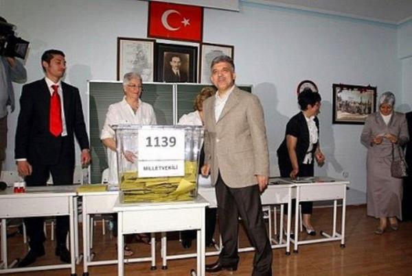 4. Siyasilerin oy verecei sandn iki dirhem bir ekirdek grevlileri