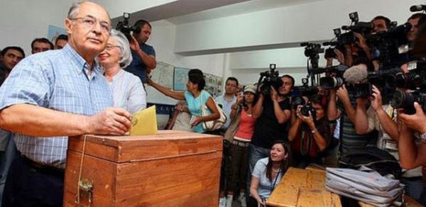 5. Siyasiler oy verirken fotoraflayan muhabirler