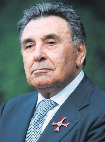 Doan Medya'nn patronu da hem CHP hem de Glen rgt ile girdii ittifakla AK Parti aleyhinde almalarda bulundu. Sahip olduu medya kurulularyla CHP iin byk bir seim kampanyasnda bulundu. Bilindii gibi Aydn Doan vergi kard gerekesiyle ykl miktarda bir cezaya arptrlmt.