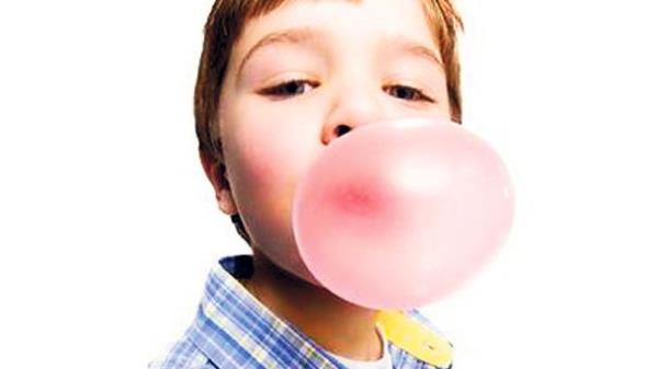 <p><b>Singapur - Sakz inemek</b></p>  ehrin sokaklarn ve meydanlarn temiz tutmak iin 1992'den beri Singapur'da sakz ithali ve sat yasaktr.