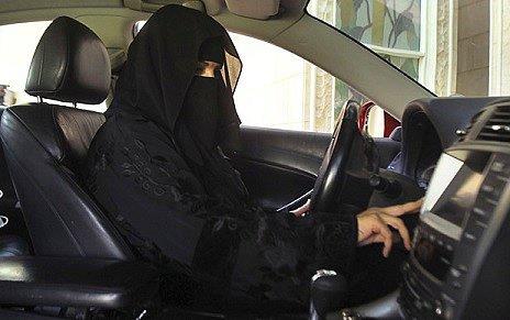 <p><b>Suudi Arabistan - Kadnlarn araba kullanmas</b></p>    Her ne kadar yazl bir kanun olmasa bile kadnlara ehliyet verilmiyor.