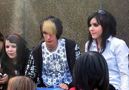 <p><b>Rusya - Emo tarznda giyinmek</b></p>    Rus hkmeti genler arasnda intihar oranlarn arttrd gerekesiyle "ulusu tehdit ettiini" dnd emo modasn yasaklad.