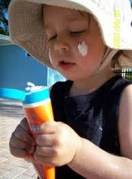 Gne yan vcudunuzun kendisini serinletme zelliini engeller, sv kaybn arttrr ve cilde zarar verir. Gnlk hayatnzda bile vcudunuzun akta kalan ksmlarna en az SPF15 faktrl koruyucu krem srn.