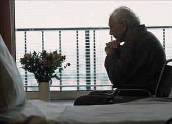 Risk altnda olan gruplar kriterine giren sevdikleriniz kontrol ve gzetim altnda tutun, yaknnzda deillerse gnde 2 kere arayn.