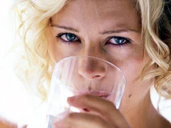 BOL SU N Aslnda bol sv tketin yazmalydk ama zellikle su imenin nemini vurgulamak iin bal "bol Su iin" olarak hazrladk. Scak havalarda ortalama gnde 2 litre sv almaya ve bunun en az 5 bardann su olmasna zen gsterin, nem verin. Eer bbrek hastalnz varsa ve diretik kullanmanz yasaksa scak havalarda ne kadar sv tketmeniz konusunda "mutlaka" doktorunuza dann.