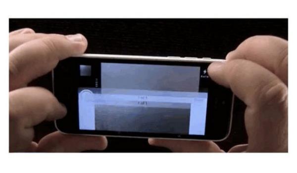 Selfie fotorafnz ekmek iin ana ekran tuuna dokunmak yerine, volume tuuna basn. Bu, telefonu dolaysyla kameray daha sabit tutmanz salayacaktr.