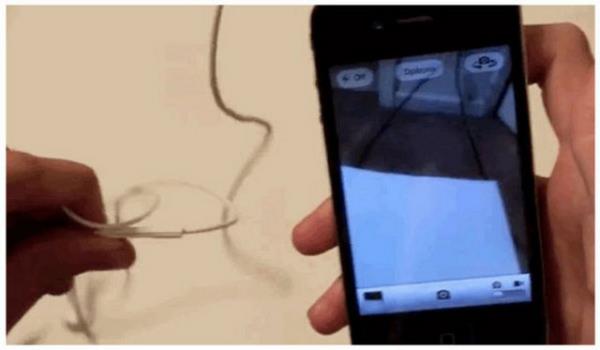 <p><b> Veya kulaklklarnzla</b></p>  Fotoraf ekmek iin kamera akken kulaklklarnzdaki dmenin ortasna basn. Yine selfie'ler iin mkemmel bir zellik.