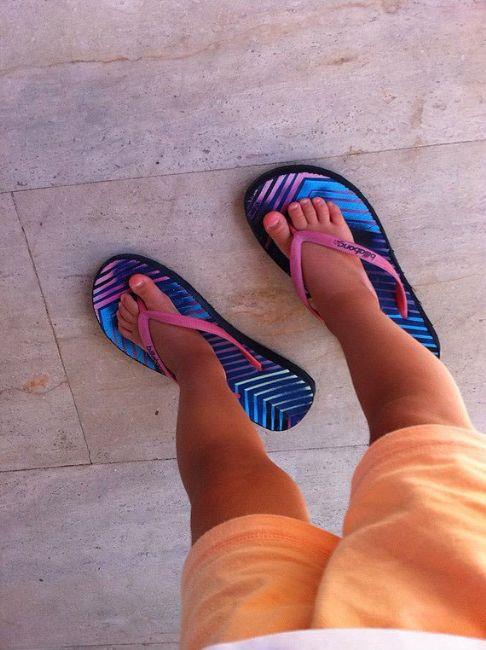 Bakkala parmak aras terlikle gitmeye baladysan