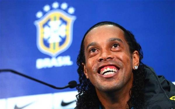 Gazetelerde "Ronaldinho, Fener'e mesaj yollad" haberleri kmaya baladysa