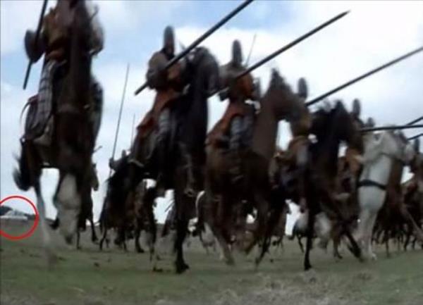 Cesur Yrek filmindeki sava sahnesinde, beyaz bir araba...