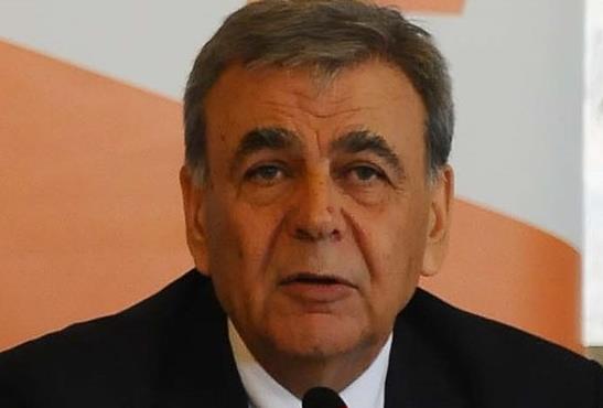 <p><b>zmir - Aziz Kocaoolu</b></p>    zmir Bykehir Belediye Bakan ve CHP aday olan Kocaolu bir dnem muhasebe uzman olarak alt. Ardndan ticarete atlarak beyaz eya bayisi iletti. Siyasi yaamna ise CHP Genlik Kollar'nda balad.