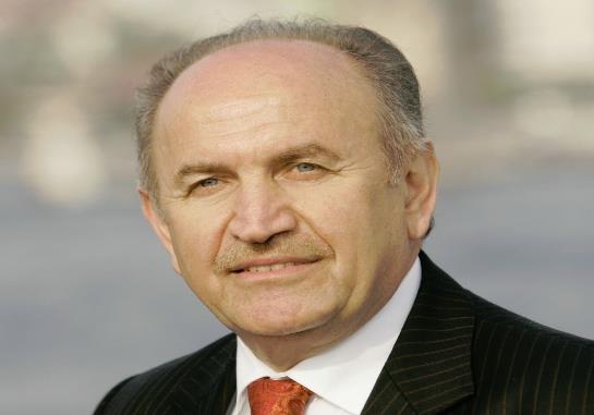 <p><b>stanbul - Kadir Topba</b></p>    Mevcut stanbul Bykehir Belediye Bakan ve AKP aday Topba uzun yllar serbest mimar olarak alt. 1994?1998 yllar arasnda da stanbul Bykehir Belediye Bakan Recep Tayyip Erdoan'n danmanln yapt.