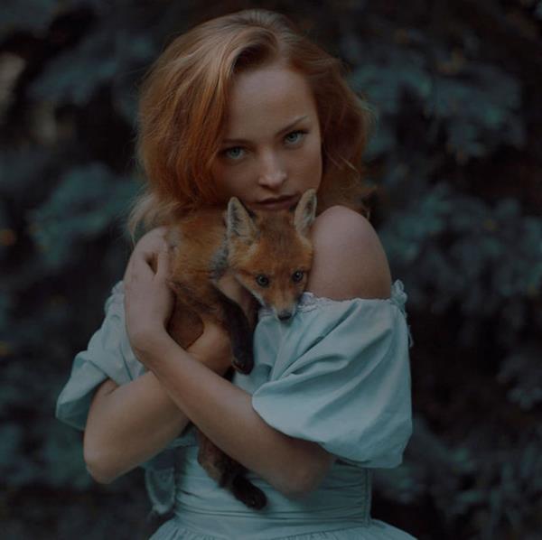 Ylan, ay, geyik, bayku, fil, zrafa, tilki, kaplan gibi vahi hayvanlarla modelleri fotoraflayan Plotnikova, bu fotoraflar "Bored Panda" (Bkkn Panda) kitabnda yaynlad.