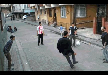 16. Sokakta futbolcu isimlerini syleyerek top oynamak.