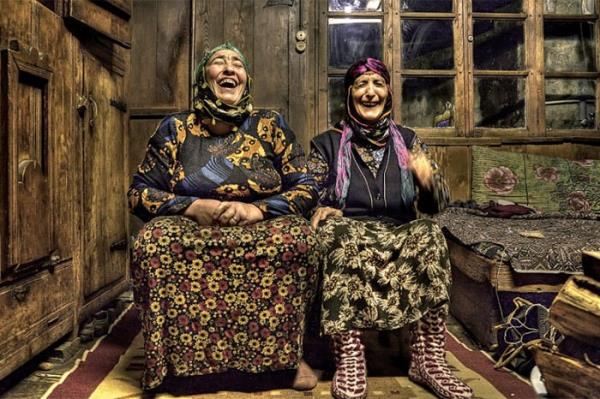 Kazm Balkolu, Melahat ve Aye hanmlardan glck kopartmay bir trl baaramam. Ta ki anlatt Karadeniz fkras koca bir kahkahaya dnnceye dek. Paylalmaya deer deneyimler - Birinci Kazm Balkolu, Rize, 2011