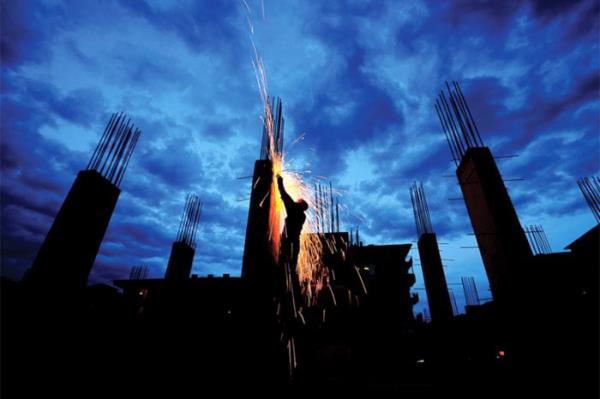 National Geographic Fotoraf Yarmas sonuland. Trkiye ayana katlan 1866 katlmcnn 7 bin 804 fotorafn deerlendirdi. Ulusal Yarma birincileri, Trkiye&#8217;yi National Geographic&#8217;in Washington D.C.&#8217;deki merkezinde dzenlenen Uluslararas Yarma&#8217;da temsil etti. te kategoriler ve birinciler... Yalova&#8217;da bir inaat iisi akamn alacakaranlnda, zerine yaan alevlerin altnda alyor. Gn yla, kararan gkyz arasndaki ksack an donduran fotorafyla Mehmet Fatih Yal