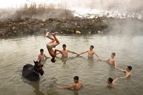 Bitlis, Groymak&#8217;taki scak su birikintisi, ocuklarn ocak aynn dondurucu souunu hissetmesini engelliyor. Atn zerinden suya atlayan ocuklardan biri dmeden nce Ahmet Fatih Snmez&#8217;in objektifine taklm. Fotoraf 'nsan' kategorisinde ikinci oldu. Ahmet Fatih Snmez, Bitlis, 2011