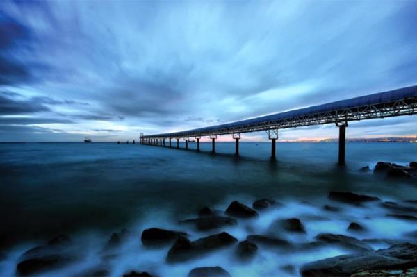 Florya&#8217;daki akvaryum antiyesine kum tayan uzun kpr Samet Gler&#8217;in objektifinden bakldnda, izleyeni gerekst bir dnyaya gtryor. Manzara - nc Samet Gler, stanbul, 2011