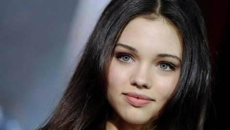 1993 doumlu India Eisle, Hollywood'un gen kuak oyuncularndan biri. Bir ara Jolie'nin baroln stlendii Maleficent filminde nl yldzn genliini oynayaca konuulmutu.