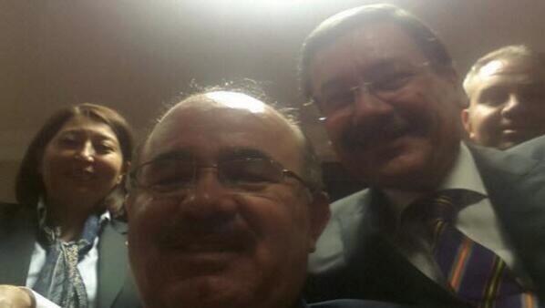 Melih Gkek twittern almasndan ksa bir sre sonra,  kendi twitter hesabndan AK Parti'nin ilk selfiesini paylat. Fotorafta Hseyin elik de yer ald.