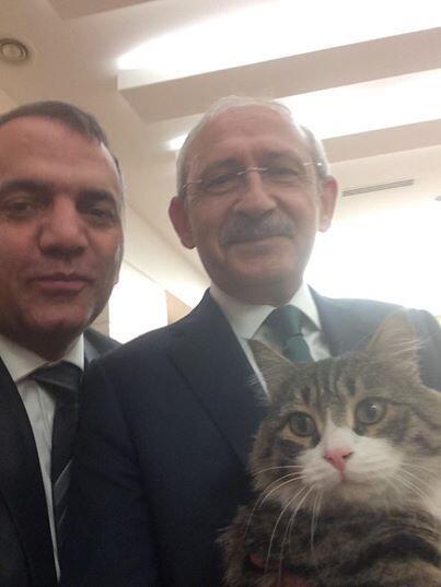 CHP Genel Bakan Kemal Kldarolu ERO ile selfie pozu ekti.