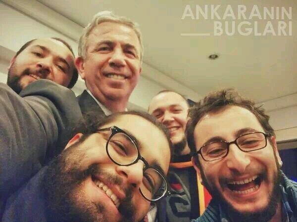 Mansur Yava'n selfiesi