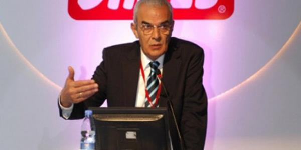 <p><b>29. AL RIZA DREN-Dimes Ynetim Kurulu Bakan</b></p>  <p><b>2013 cirosu (Milyon TL) 400</b></p>    <p><b>alan says 650</b></p>    <p><b> Stte de ne kt</b></p>    Trkiye'de meyve suyu sektrnn en nemli oyuncularndan biri Dimes. Tokat?ta kurulan irket, blgeyi adeta bir meyve suyu retim merkezi haline getirdi. Temellerini Mustafa Vasfi Diren?in att irketin atlmnda ikinci kuak temsilcisi Ali Rza Diren'in byk pay oldu. 2013 ylnda 400 milyon TL ciroya ulaan Dimes'in 2014 hedefi cirosunu 500 milyon TL'ye karmak. 650 kiinin istihdam edildii irketin 2014 ihracat hedefi ise 25 milyon TL. Toplam 225 bin metrekarelik drt fabrikasyla ylda 100 bin ton meyve ileme, 300 bin ton meyve suyu retme, 100 bin ton st ve st rnleri retme ve bin 800 ton arap retme kapasitesine sahip olan irket, blgede istihdama da byk katk salyor.