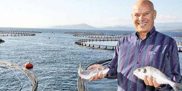 <p><b>14. ORHAN KILI-Kl Holding Ynetim Kurulu Bakan</b></p>  <p><b>2013 cirosu (Milyon TL) 300</b></p>    <p><b>alan says 1251</b></p>    <p><b>Avrupa'nn en byk tedarikisi...</b></p>    Gen yata Bodrum ve evresinde balad sebze ve meyve perakendeciliinden kltr balklna gei yapan Orhan Kl, 1991'de 50 ton kapasite ile balad retimini 2013'te 25 bin tonun zerine kard. Gsterdii bu performans ile Trkiye balklk sahasn regle eden bir yapya sahip. Ayn zamanda levrek ve ipurada Avrupa'nn en byk tedarikisi olarak biliniyor. Kl Deniz, 100 milyon dolara ulaan ihracatyla 40 lkeye balk ve balk yemi satyor. Aydn, Mula ve Kahramanmara'taki tesislerine 2014 iinde Fas'ta aaca balk retim iftliini de ekleyecek olan Orhan Kl, "Trkiye'deki retimimizle i pazarn yan sra Asya lkelerine de sat yapyoruz. Fas'taki tesislerimizle Avrupa'da da arlmz artacak" diyor.